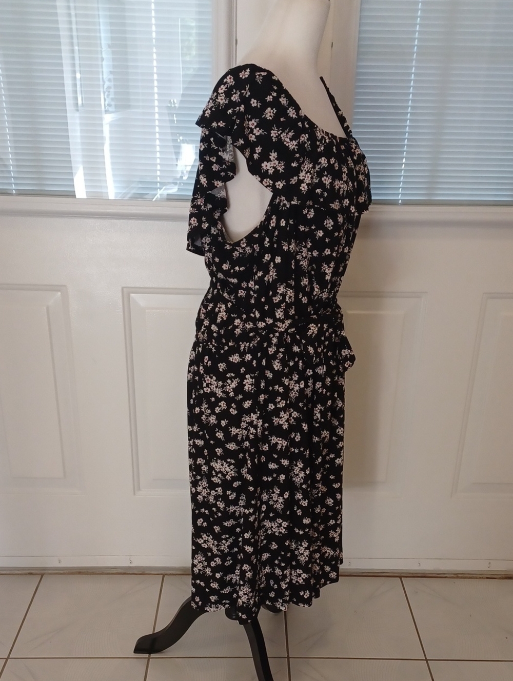 4/$80 Black Floral Ruffle-Sleeve Dress - Size 3X - Picture 3 of 6